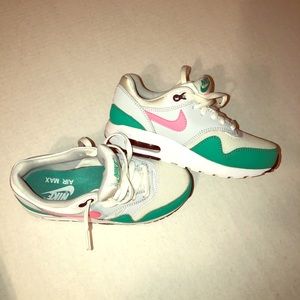 NWOT Nike Youth pink , gray , and green Air Max
